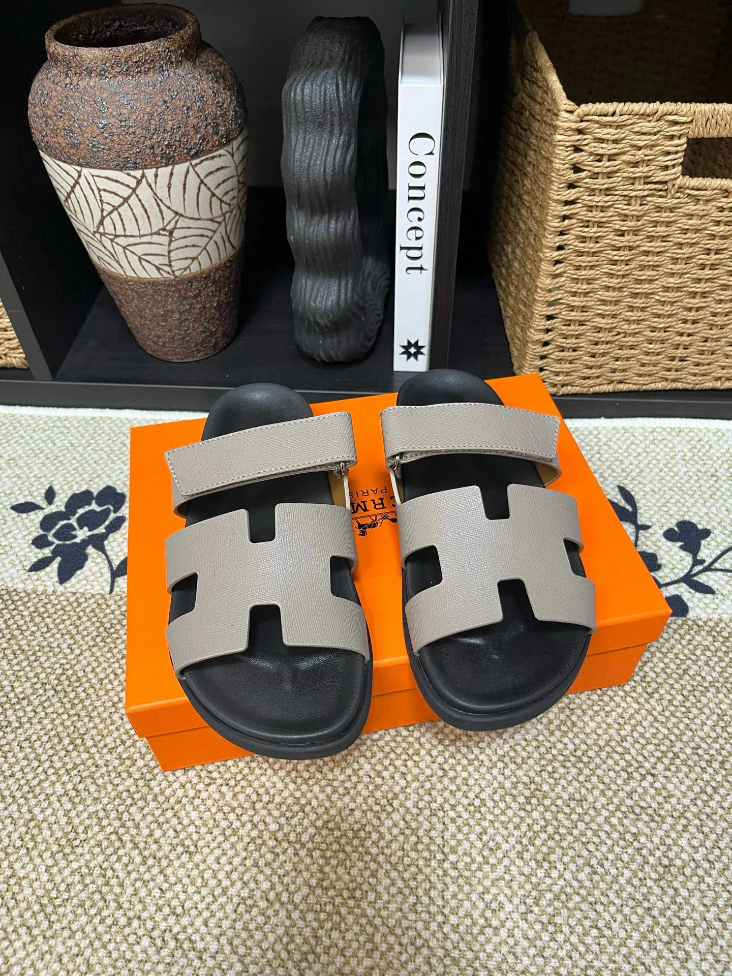 Factory price: 340💰Long-term availability Hermes men's Kazimir slippers for couples - top quality, Hermès woven calfskin functional sandals. The interwoven upper inspired by the "H" iconic pattern creates a casual look, which can be said to be a good companion for summer. Imported cowhide + cowhide lining + TU men's shoes💰Outsole Size: 35-46
